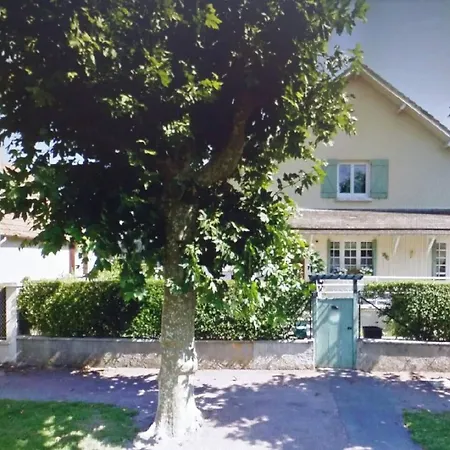 Maison Spacieuse Avec Cheminee A