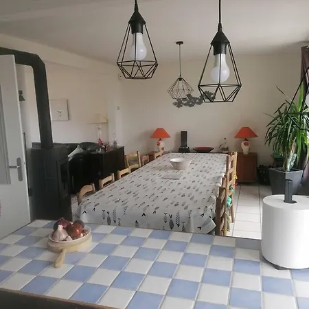 Maison Spacieuse Avec Cheminee A